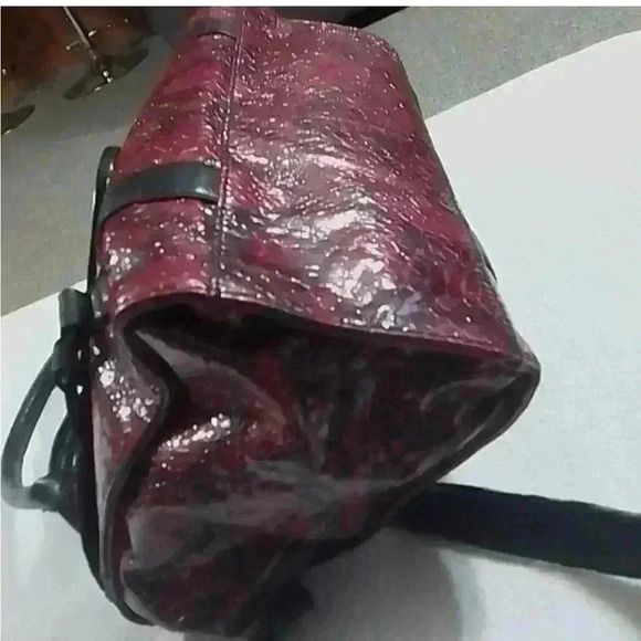 EUC BCBGeneration RED & BLACK PATENT FAUX SNAKE EMBOSSED SHOULDER/ CROSSBODY BAG - Picture 4 of 16